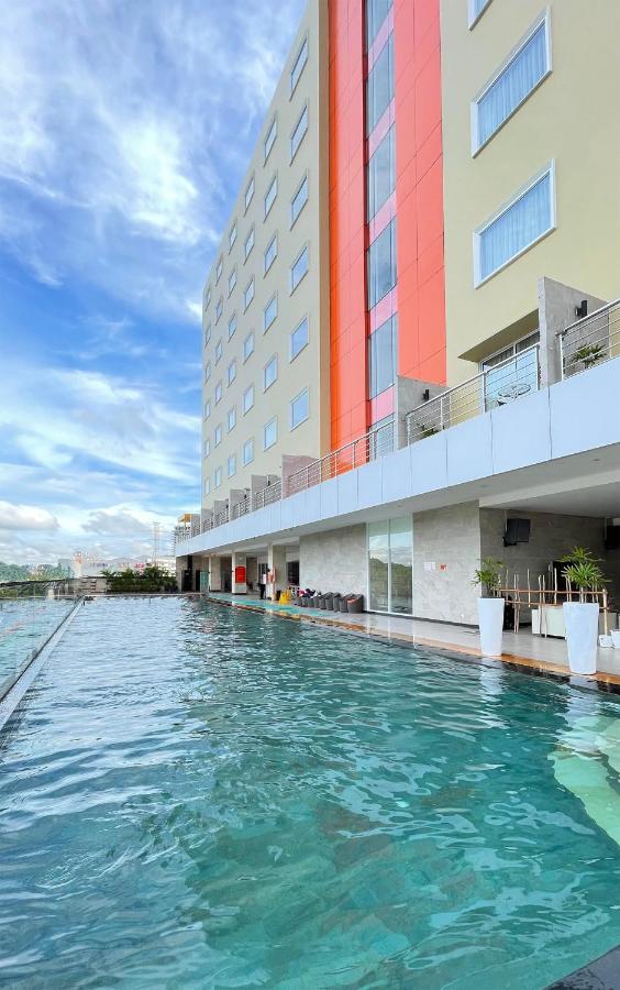 HARRIS Hotel Samarinda Buitenkant foto