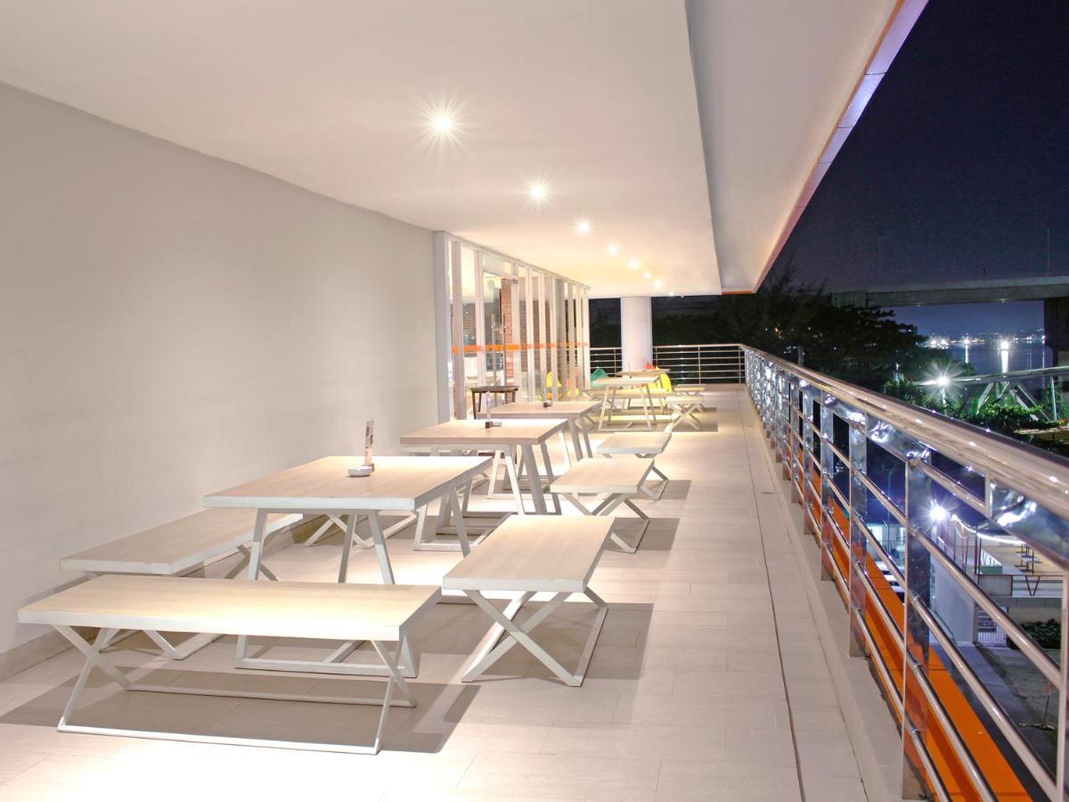 HARRIS Hotel Samarinda Buitenkant foto