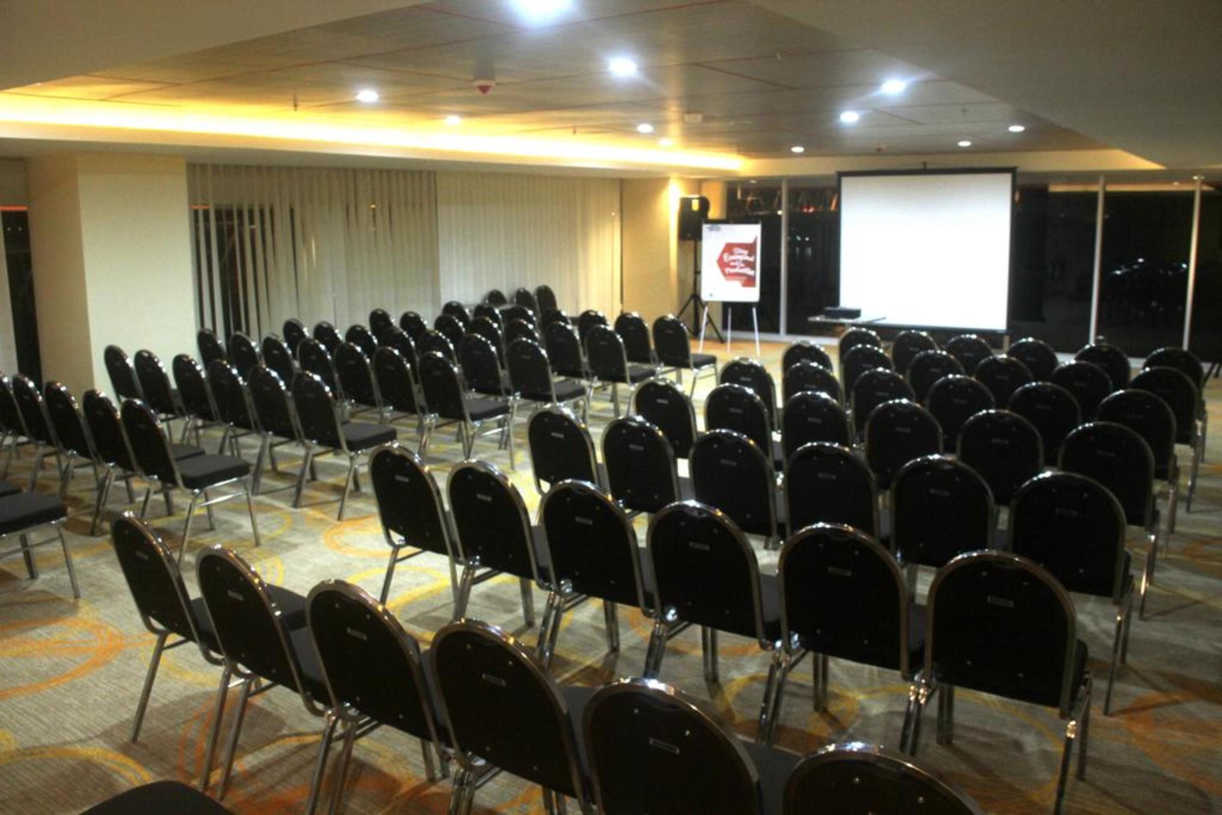 HARRIS Hotel Samarinda Buitenkant foto