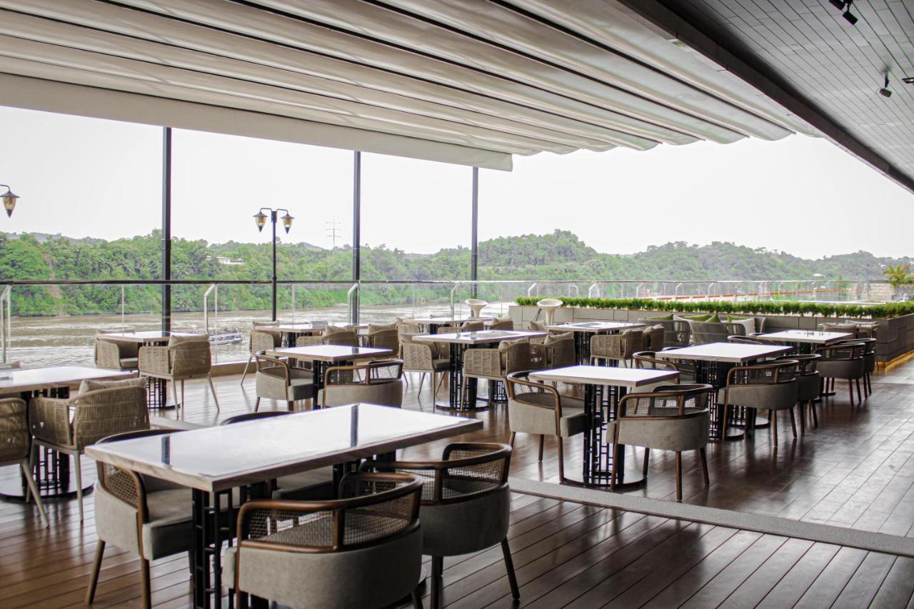 HARRIS Hotel Samarinda Buitenkant foto