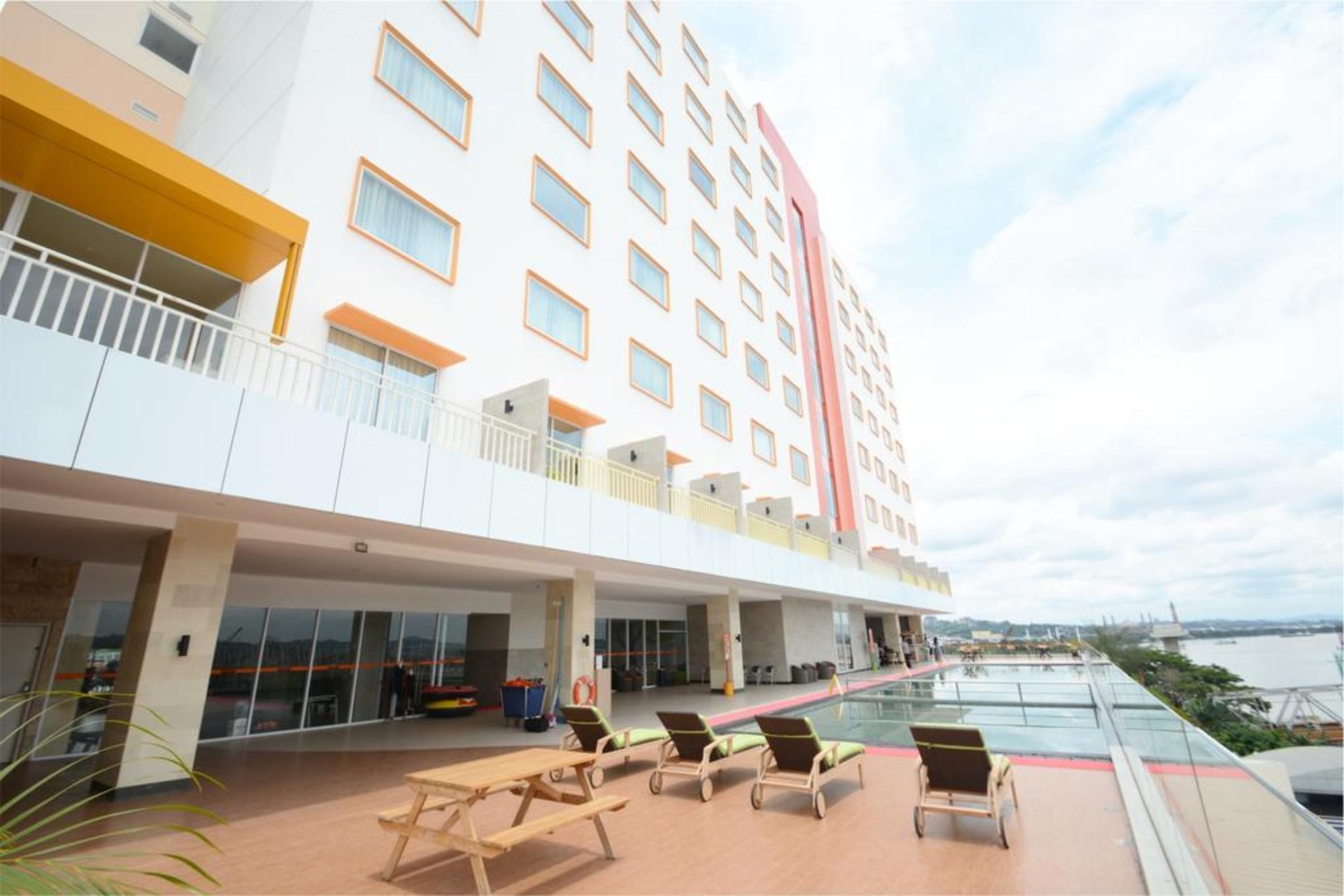 HARRIS Hotel Samarinda Buitenkant foto